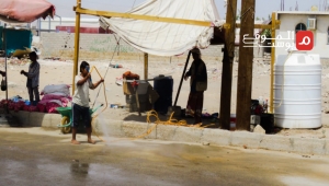 يغسل السيارات لإعالة أسرته.. الطفل عبد الله مهدد بإيقاف تعليمه في مأرب (تقرير)