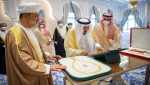سلطان عمان والعاهل السعودي يستعرضان العلاقات بين البلدين وآفاق تطويرها