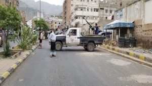 تعز.. منتسبو الشرطة يقطعون عددا من الشوارع احتجاجا على إطلاق سراح متهم بقتل أحد افراد النجدة