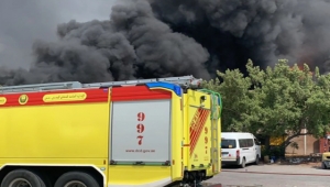 اندلاع حريق بمصنع للبلاستيك بمنطقة جبل علي في دبي
