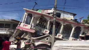 أكثر من 300 قتيل في زلزال بهاييتي
