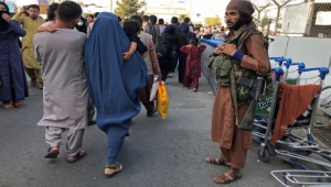 مطار كابل.. مقتل 7 مدنيين أفغان في التدافع وواشنطن تستعين بشركات الطيران الخاصة في عمليات الإجلاء