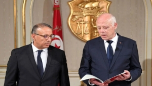 بلومبيرغ: استحواذ الرئيس التونسي على السلطات يدفع بالديمقراطية لحافة الهاوية وينذر بسيناريو لبنان