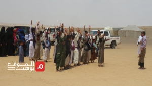 مدارس "البدو الرُحّل بمأرب".. 300 طالب يفترشون الرمل بلا معلمين ولا مناهج ولا فصول (تقرير)