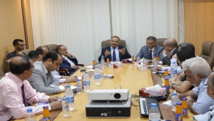 الحكومة تؤكد أولويتها في رفع القدرة التشغيلية للموانئ اليمنية وتدعو القطاع الخاص للاستثمار فيها