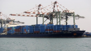 لجنة عمالية تطالب بوضع مسافات أمنية كافية للحفاظ على سلامة السفن االراسية في ميناء عدن