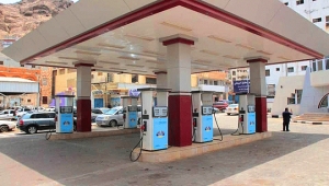 "النفط" تعلن رفع سعر الوقود إلى 885 ريال للتر الواحد في عدن