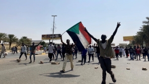 السودان.. مكتب حمدوك يطالب بالإفراج عنه ومطار الخرطوم يعلن تعليق الرحلات الجوية