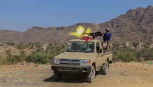 الجيش يشن هجوماً عنيفاً على الحوثيين غربي تعز