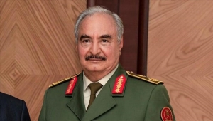 خليفة حفتر يتقدم بأوراق ترشحه لرئاسة ليبيا