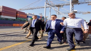 رئيس الحكومة ينفذ زيارة ميدانية نادرة لميناء عدن