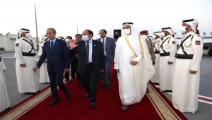 الأحمر يصل الدوحة في زيارة رسمية سيلتقي فيها رئيس دولة قطر