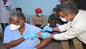 وزير الصحة يدعو اليمنيين للمبادرة لأخذ لقاحات كورونا