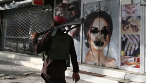 طالبان تحظر على النساء التنقل لمسافات بعيدة بمفردهن