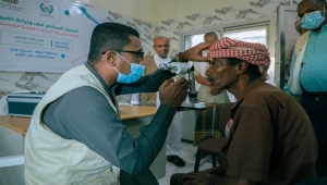 ممثل مؤسسة البصر باليمن يقوم بزيارة تفقدية للمخيم 119 لطب وجراحة العيون بمديرية ميفعة - شبوة