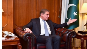 وزير باكستاني يثير جدلا بطريقة جلوسه أمام سفير السعودية