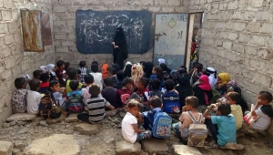 لا سقف ولا مقاعد ولا مكاتب.. هكذا بدت مدارس اليمن المتضررة من النزاع في الأزمة المنسية (ترجمة خاصة)