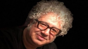 وفاة الكاتب الإيراني بكتاش آبتين بالسجن بعد إصابته بكوفيد