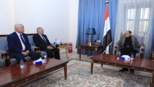 "الأحمر" يؤكد على أهمية تفعيل الدبلوماسية اليمنية في الخارج
