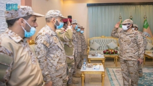 الأزيمع يزور قوات التحالف والجيش اليمني جنوبي السعودية