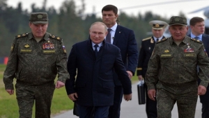 بوتين يشرف على تدريبات عسكرية تشمل إطلاق صواريخ باليستية
