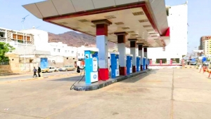 أزمة خانقة للوقود في عدن.. والمحطات تغلق أبوابها أمام المركبات