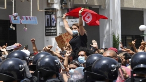 حزب تونسي يحتج ضد احتكار السلطات.. ويدعو لانتخابات مبكرة