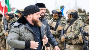 الرئيس الشيشاني بين قواته المشاركة بالحرب قرب كييف