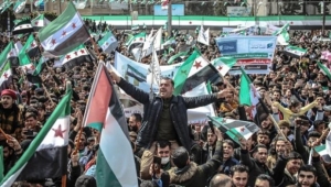 السوريون يحيون ذكرى ثورتهم بمظاهرات سلمية تؤكد مطلب إسقاط النظام
