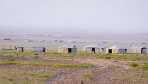نازحون وبدو رُحّل يتقاسمون المعاناة في صحراء مأرب وسط غياب المنظمات (تقرير)