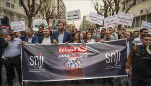 تونس.. عشرات الصحفيين ينددون بـ"تهديد" حرية الصحافة