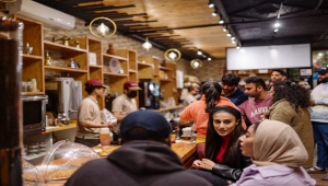 "بيت القهوة اليمني".. كيف أصبح أكثر الأماكن الليلية إثارة في بروكلين للشباب المسلم؟ (ترجمة خاصة)