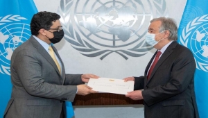 المجلس الرئاسي يسلم غوتيريش رسالة خطية تجدد التزامه لدعم السلام في اليمن