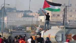 اشتباكات عنيفة بين الاحتلال وفلسطينيين في نابلس والمئات يتظاهرون في غزة رفضاً لـ"مسيرة الأعلام"