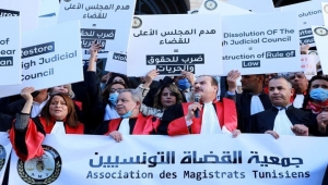 قضاة تونسيون يعلنون الإضراب عن الطعام رفضا لعزلهم