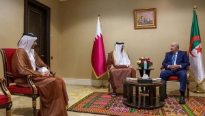 أمير قطر يبحث مع الرئيس الجزائري قضايا ذات اهتمام مشترك