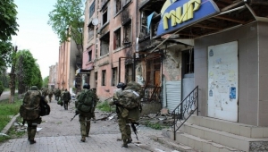 "بوتين خطط لحرب طويلة".. أوكرانيا تقر بانسحاب قواتها من آخر معاقلها في لوغانسك