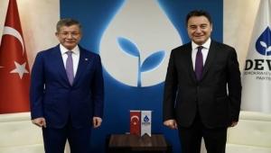"تحالف ثالث" بتركيا يشعل خلافا بين حزبي داود أوغلو وباباجان