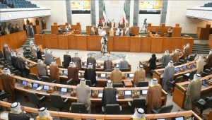 ولي عهد الكويت يصدر مرسوماً بحلّ البرلمان