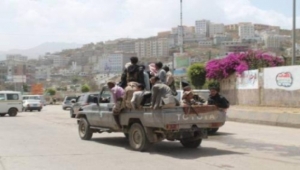 الحوثيون يداهمون محلات تجارية في إب