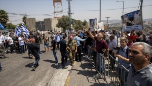 مستوطنون وعناصر شرطة يعتدون على فلسطينيين قرب القدس