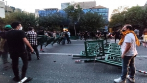 تظاهرات إيران تصل الجامعات.. ومقتل ضابط ثان بالحرس الثوري
