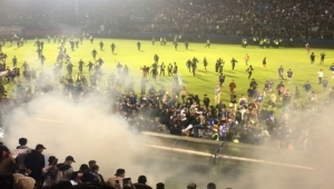 مسؤول إندونيسي: الشرطة أخطأت باستخدام الغاز خلال كارثة الملعب