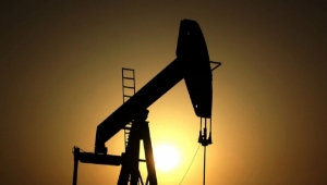 أسعار النفط تقفز لأعلى مستوى وخسائر للأسهم الأميركية والذهب