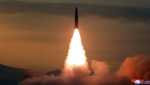 كوريا الشمالية تطلق صاروخين باليستيين والعالم "يحبس أنفاسه" من تجربة نووية جديدة