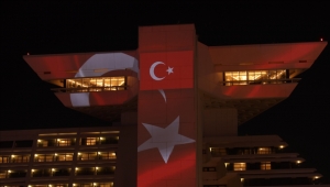 مباني الدوحة تكتسي بالعلم التركي احتفالا بعيد الجمهورية الـ 99