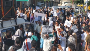 تعز.. تظاهرة أمام مقر السلطة المحلية للمطالبة بإقالة المحافظ "شمسان"