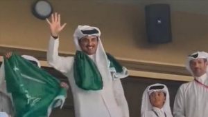 أمير قطر يتوشح بعلم السعودية في مباراتها مع الأرجنتين