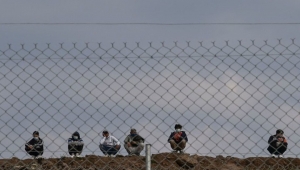 محاولة يونانية لإنقاذ 500 مهاجر عالقين بعد انتقادات حقوقية