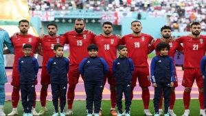 الغارديان: مخاوف على لاعبي إيران بعد عدم ترديد نشيد بلادهم